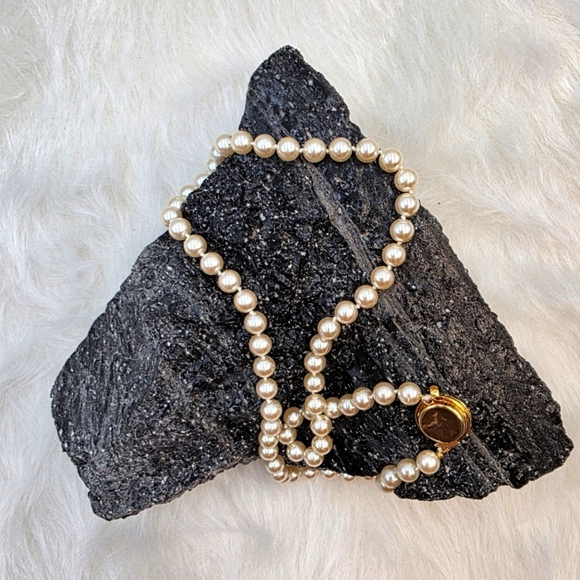 Vintage Cream Faux Pearl Necklace with Double Slide Clasp & Gold Tone Pendant - Picture 4 of 9